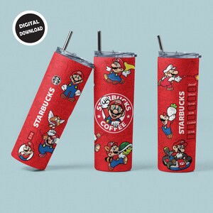 Puede incluir: Tres vasos de acero inoxidable rojos con un logotipo de Starbucks blanco y un tema de Mario Bros. Los vasos presentan varios personajes del videojuego, incluidos Mario, Luigi y Toad. Los vasos est&aacute;n decorados con un fondo rojo y contornos blancos.