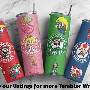 Pu&ograve; includere: Quattro diversi design di bicchieri in acciaio inossidabile con involucri colorati che presentano personaggi della serie di videogiochi Super Mario Bros. Ogni involucro presenta un logo Starbucks con il testo "Starbucks Coffee" e un personaggio diverso del gioco. I personaggi includono Mario, Luigi, Peach e Toad.