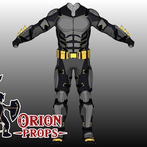 以下が含まれることがあります： グレーとブラックのアーマー付きスーツで、イエローのアクセントが施されています。スーツは筋肉質のデザインで、イエローのバックルが付いたベルトが付いています。スーツは腕を伸ばして立っています。