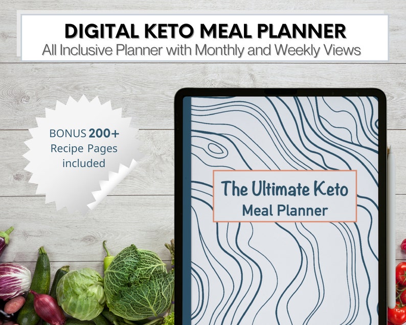 Może przedstawiać: Cyfrowy plan posiłk&oacute;w keto na tablecie z abstrakcyjnym wzorem w kolorze niebieskim i białym. Na tablecie widnieje tekst "The Ultimate Keto Meal Planner". Tablet leży na białym drewnianym blacie z warzywami.