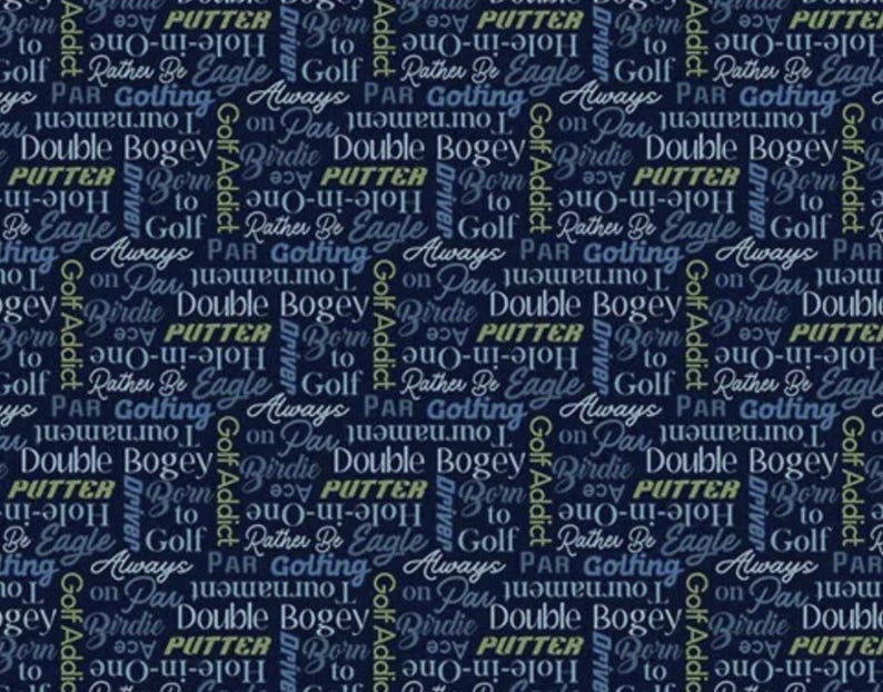 Pu&ograve; includere: Tessuto blu navy con un motivo ripetuto di parole legate al golf in bianco, azzurro e giallo. Le parole includono "Putter", "Birdie", "Double Bogey" e "Golf Addict". Adatto a progetti a tema golf.