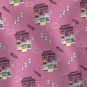 Peut inclure: Tissu rose avec un motif répété de flacons médicaux, de seringues, de nuages et le texte "SWEET DREAMS ARE MADE OF". Les flacons sont étiquetés avec des noms de médicaments et des dosages, et la lettre "Z" est dispersée.