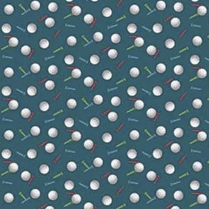 Pu&ograve; includere: Un tessuto color teal con un motivo ripetuto di palline da golf bianche e tee da golf rossi, verdi e blu. Le palline da golf sono uniformemente distanziate e i tee sono sparsi.
