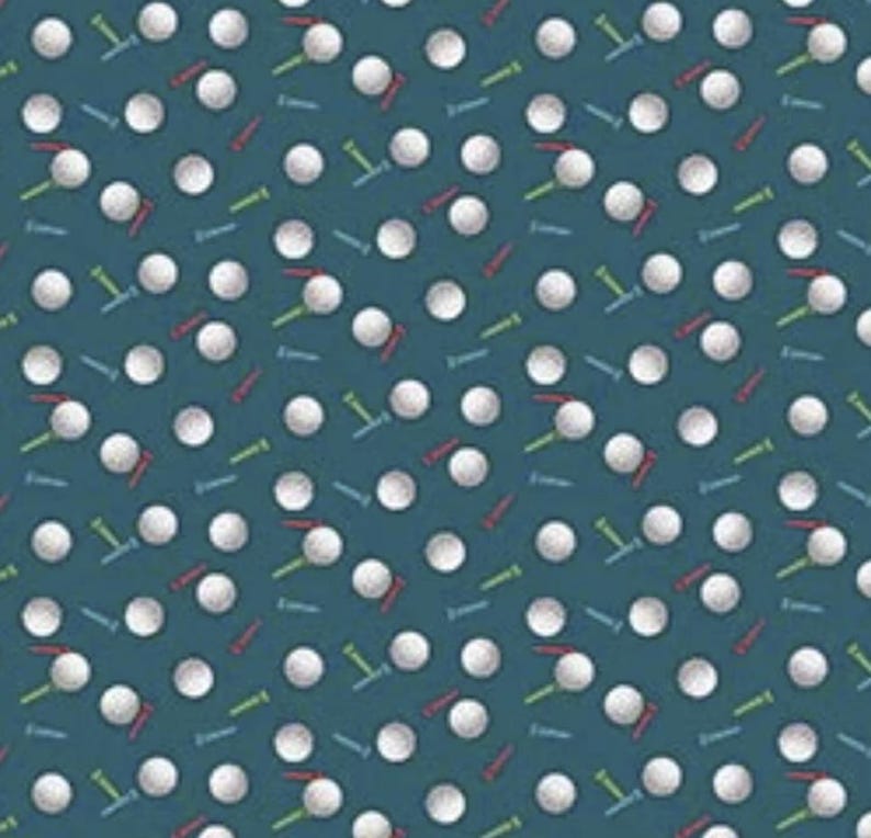 Pu&ograve; includere: Un tessuto color teal con un motivo ripetuto di palline da golf bianche e tee da golf rossi, verdi e blu. Le palline da golf sono uniformemente distanziate e i tee sono sparsi.