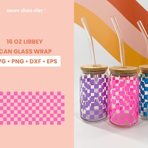 Op de afbeelding: Drie 473 ml glazen blikjes met een ruitpatroon in paars, roze en blauw. Elk blikje heeft een houten deksel en een doorzichtige rietje.