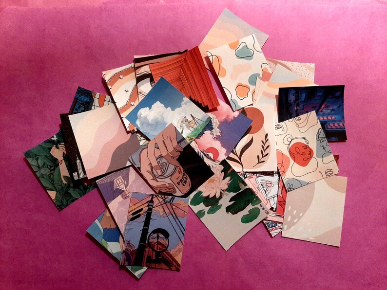 Może przedstawiać: Zbi&oacute;r kolorowych kwadrat&oacute;w z papieru z r&oacute;żnymi wzorami, w tym abstrakcyjnymi wzorami, ilustracjami kwiat&oacute;w i panoramą miasta. Kwadraty są ułożone w stos na r&oacute;żowym tle.