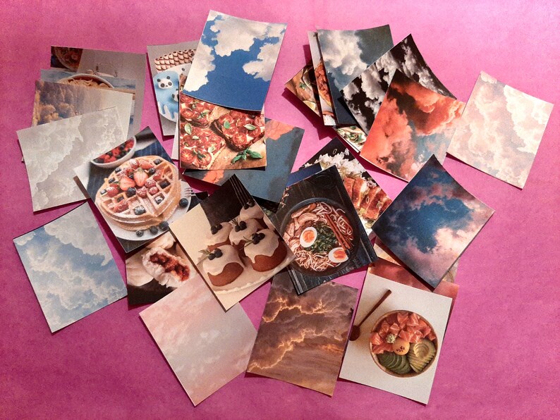 Może przedstawiać: Kolekcja kolorowych kart z obrazami jedzenia i chmur. Karty są ułożone w losowym wzorze na r&oacute;żowym tle. Obrazy jedzenia obejmują gofry, ramen, pizzę i miskę ryżu. Obrazy chmur są w r&oacute;żnych odcieniach niebieskiego i szarego.