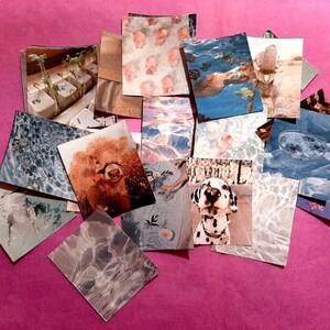 Może przedstawiać: Kolekcja kolorowych kwadrat&oacute;w papieru z r&oacute;żnymi obrazkami, w tym krową, psem, klawiaturą i wodą. Kwadraty są ułożone w losowym wzorze na r&oacute;żowym tle.