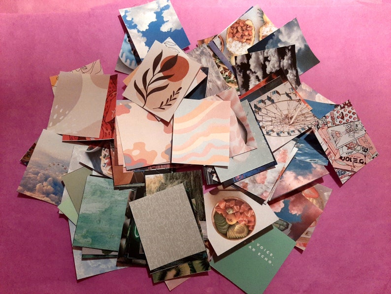 Może przedstawiać: Stos kolorowych kwadratowych kartek papierowych z r&oacute;żnymi obrazkami i wzorami. Kartki zawierają obrazy chmur, koła widokowego, miski z owocami i gałęzi z liśćmi. Na jednej z kartek nadrukowany jest tekst "Voices are an echo."