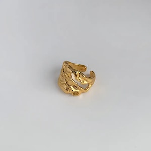K&ouml;nnte beinhalten: Goldring mit abstraktem, organischem Design. Der Ring ist aus dickem, strukturiertem Metall gefertigt und hat eine einzigartige, asymmetrische Form.