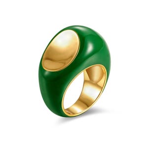 Puede incluir: Un anillo verde y dorado con una parte superior grande, redondeada, de esmalte verde y una parte superior redonda más pequeña de oro. El anillo está hecho de metal.