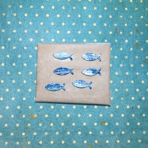 Pez de cera azul pintado con plata (967) 1,6 cm 6 piezas en SET