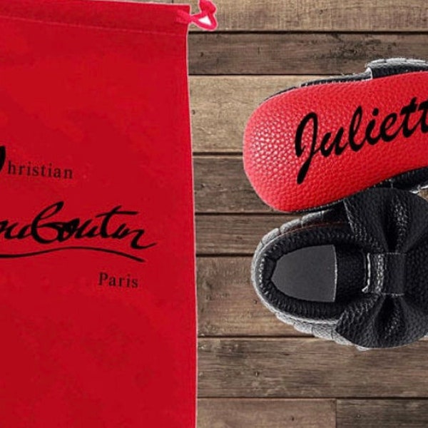 Baby-Mokassins mit roter Unterseite und Louboutin-inspiriertem Staubbeutel; Staubbeutel separat; Individuelle Mode, Geschenk zur Babyparty; Schuhe für Neugeborene und Kleinkinder,