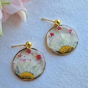 Hangoorbellen, harsoorbellen, echt geperst madeliefje en Queen Anne&#39;s Lace bloemenoorbellen met goudvlokken