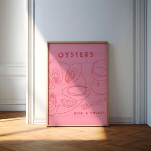 Może przedstawiać: R&oacute;żowa i czerwona ilustracja ostryg na talerzu z plasterkiem cytryny i widelcem. Tekst "OYSTERS" znajduje się u g&oacute;ry obrazu, a "BUCK A SHUCK!" u dołu.