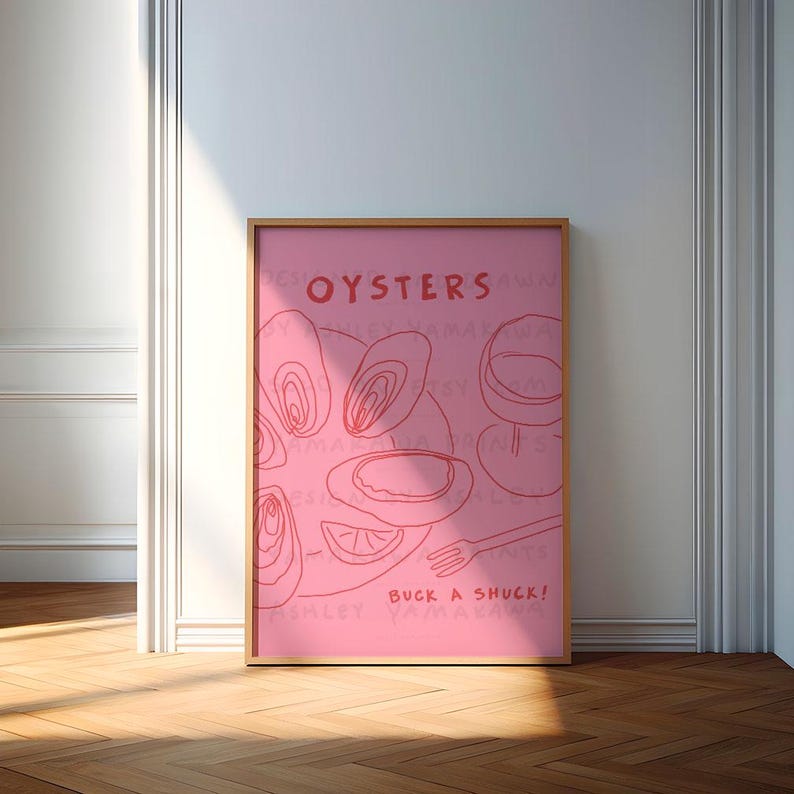 Może przedstawiać: R&oacute;żowa i czerwona ilustracja ostryg na talerzu z plasterkiem cytryny i widelcem. Tekst "OYSTERS" znajduje się u g&oacute;ry obrazu, a "BUCK A SHUCK!" u dołu.