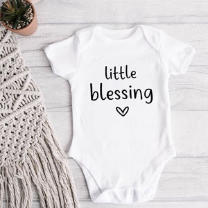 Pequeña bendición SVG, anuncio de embarazo Svg, bebé Svg, maternidad Svg, hola mundo Svg, nuevo bebé Svg, Dxf, Png, archivo de corte