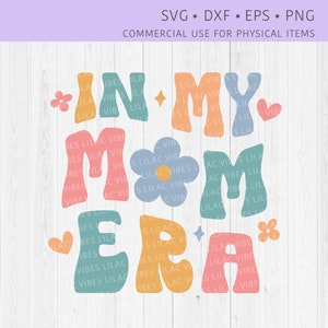 Puede incluir: Un dise&ntilde;o gr&aacute;fico colorido con el texto "In My Mom Era" en estilo retro. Las letras est&aacute;n delineadas en negro y rellenas con diferentes colores. Hay peque&ntilde;as flores y corazones dispersos alrededor del texto.