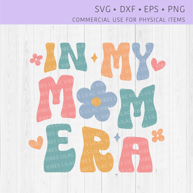 Puede incluir: Un dise&ntilde;o gr&aacute;fico colorido con el texto "In My Mom Era" en estilo retro. Las letras est&aacute;n delineadas en negro y rellenas con diferentes colores. Hay peque&ntilde;as flores y corazones dispersos alrededor del texto.