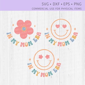 Puede incluir: Tres dise&ntilde;os coloridos con el texto "In My Mom Era" en una fuente retro. Los dise&ntilde;os presentan una flor, una cara sonriente con corazones por ojos y una cara sonriente con ojos de flores.
