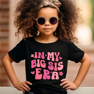 In meiner großen Schwester Ära SVG, große Schwester Ära PNG, lustige Kleinkind Mädchen große Sis SVG, große Schwester SVG, große Schwester Tshirt SVG, gewellter Text SVG Png Dxf