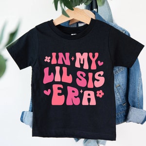In meiner kleinen Schwester Ära SVG PNG, In meiner kleinen Schwester Ära PNG Sublimation, Lil Sis SVG, lustige kleine Schwester Shirt, Kleinkind Mädchen SVG, gewellter Text