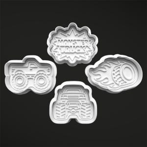 Könnte beinhalten: Vier weiße Ausstecher aus Kunststoff in Form von Monstertrucks und verwandten Designs. Ein Ausstecher ist ein Ausbruch mit den Worten "Monster Truck". Weitere Ausstecher sind ein Truck, ein Reifen mit Flammen und eine Frontansicht eines Trucks.