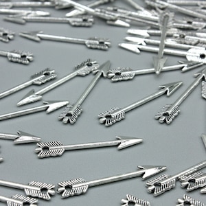 Metall Silberfarbener Pfeil Bogen Charms, lange Pfeile, Charms für die Schmuckherstellung, Charm, silberfarben, Schmuckzubehör, Bastelbedarf