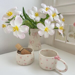 Juego de cuenco y taza de matcha con forma de corazón: cerámica hecha y pintada a mano. Precio por juego de cuenco y taza (batidor no incluido).
