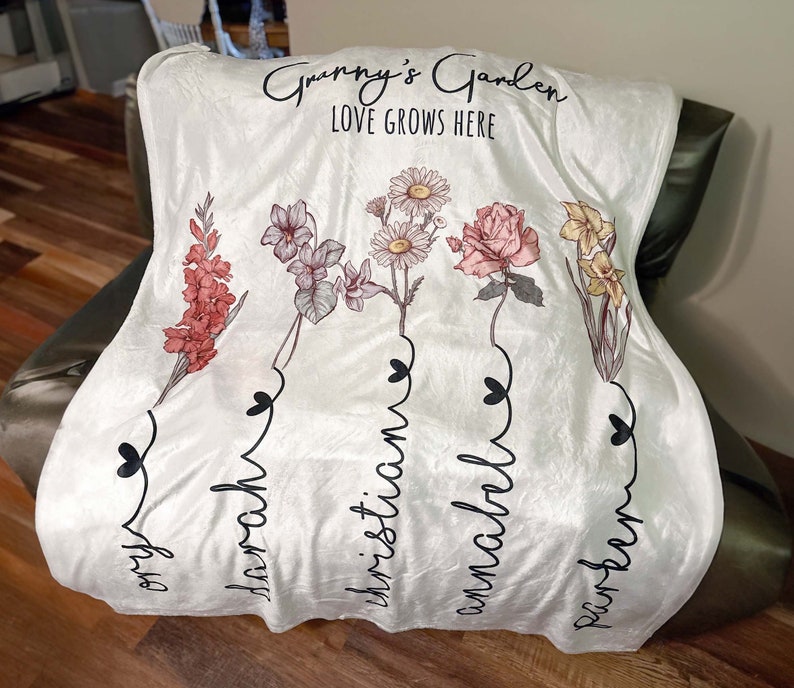 Beautiful custom blanket for mothers or grandmothers, featuring the names of grandkids/kids adorned with blooming illustrated flowers corresponding to their birth months. A heartfelt gift perfect for Mother's Day or any special occasion.