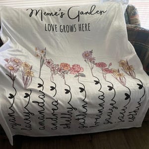 Benutzerdefinierte Oma Gartendecke, personalisierte Geburtsblumendecke mit den Namen der Enkelkinder, Oma-Muttertag, Weihnachtsgeschenk, spezielles Andenken Bild 4