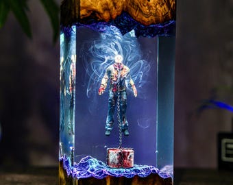 Masked Slasher Horror Harz Lampe, handgemachte Epoxy Schreibtisch Dekor, Dark Forest Szene Display, einzigartiger Vatertag