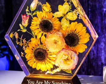 Lampada in resina a forma di girasole, luce notturna con veri fiori, lampada decorativa a forma di girasole con supporto in legno, creazione artigianale in resina per la festa del papà.