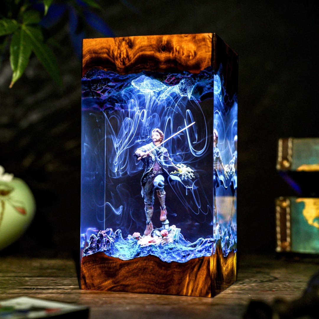 Diorama Gus.tave 33 Night Lamp, Handmade Resin & Wood Lamp | Sci