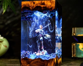 Diorama Gus.tave Expedition 33 Nachtlampe, Handgemachte Resin & Holz Lampe | Sci-Fi Lampe | Einzigartiges Ambient Light, Gamer Geschenke Vatertag