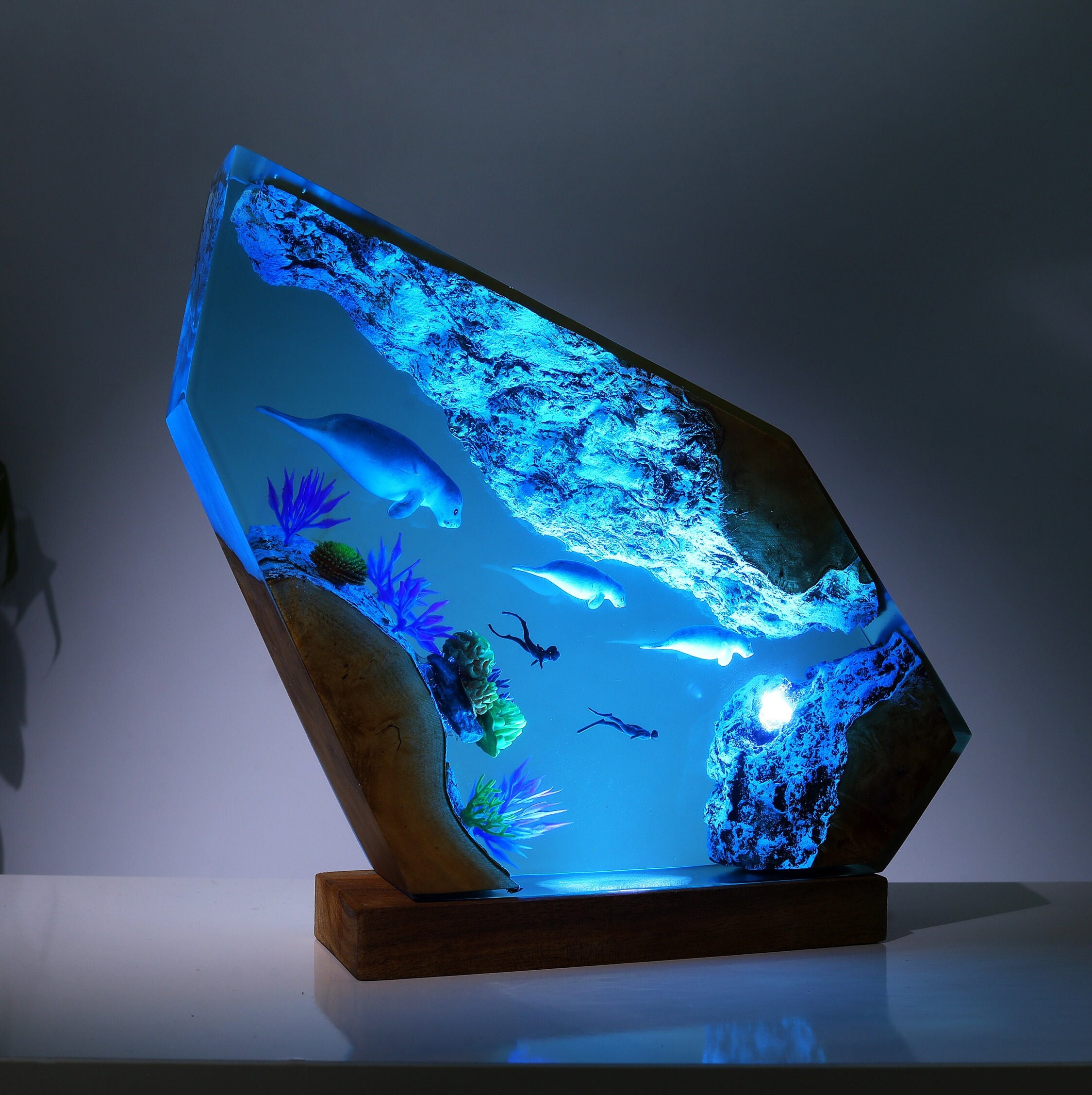 Epoxy Resin Night Light Is An Amazing Ocean-Themed Build