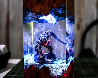 Ve.nom Nachtlicht Benutzerdefinierte Held Harz Lampenfigur Schwarze Monster Personalisierte Nachtlicht Schlafzimmer Lampe Diorama Harz Epoxy Vatertage