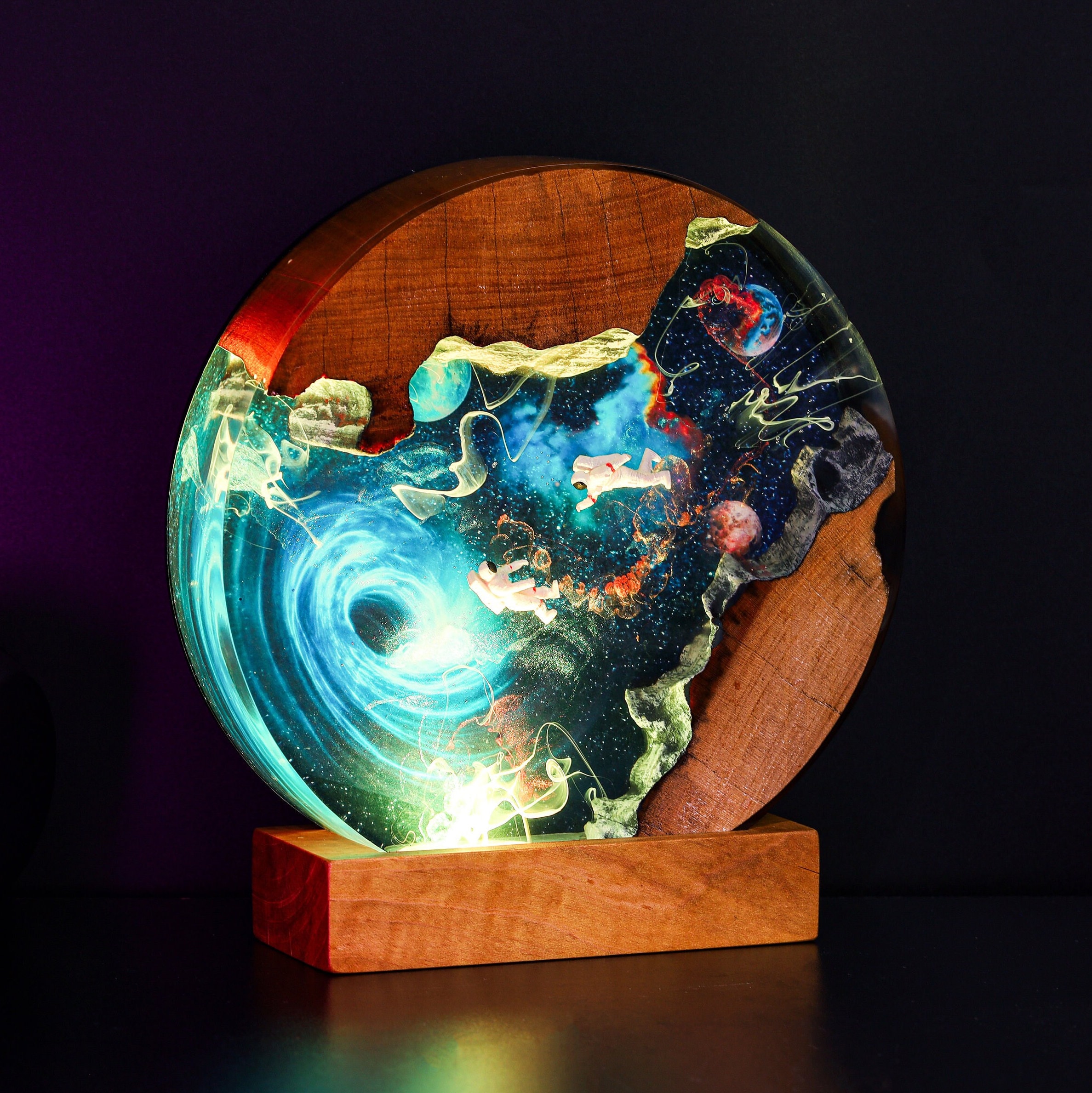 Lámpara de epoxi con astronauta entrando en un agujero negro, luz nocturna  espacial, lámpara de resina de astronauta, lámpara de galaxia, decoración  de luz nocturna personalizada - Etsy México, image size:2375x2378