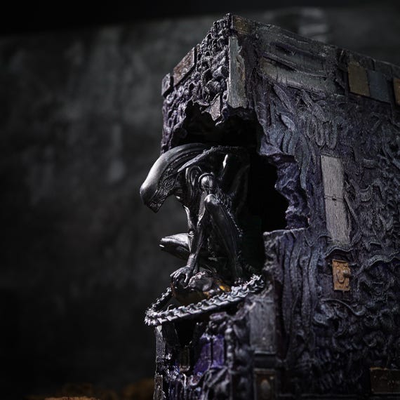 エイリアン　ゼノモーフ　フィギュア　レジンアート　インテリア ブックノック Xenomorph Book Nook With Warm LED Light | Handmade Alien Diorama