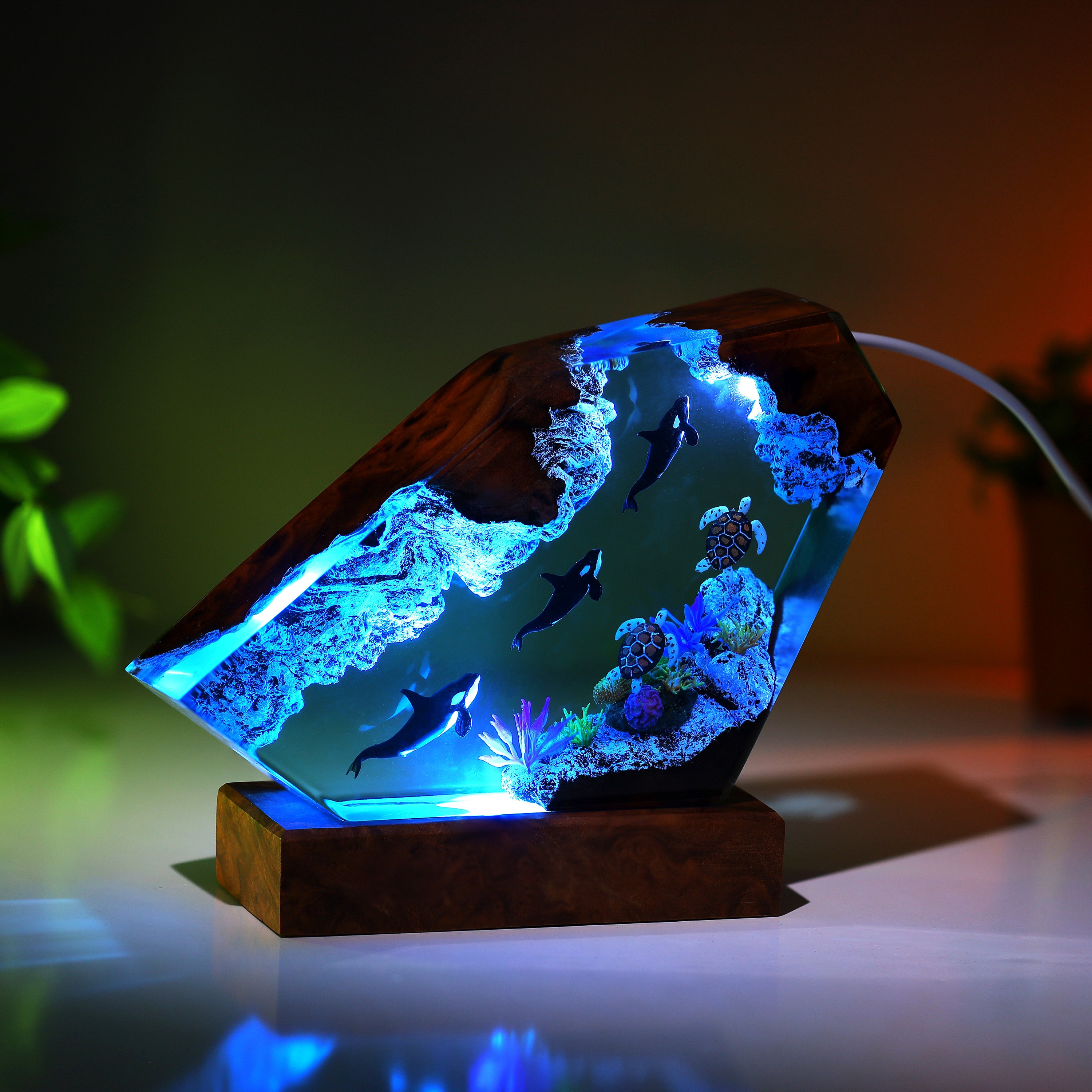 Lampada da notte in resina fatta a mano raffigurante l'oceano, diorama di polpi e subacquei, luce notturna personalizzata, decorazione in resina di legno, regalo per lui, regalo di Natale - Italia