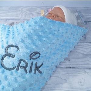 Zweilagige Babydecke mit Namen Baumwolle 75 x 100 cm DECKE Geschenk Geburt Taufe personalisiert Hellblau Sternen 900119 Bild 4