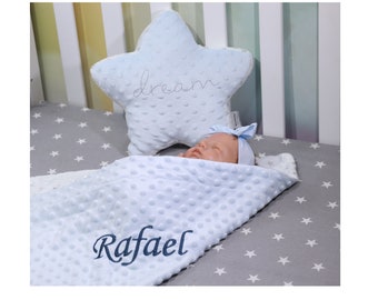 GESCHENKSET Zweilagige Babydecke mit Namen 75x100 cm  + Kuschelkissen Sternkissen  - Geschenk Geburt Taufe ( 368823 )