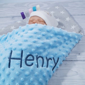 Zweilagige Babydecke mit Namen Baumwolle 75 x 100 cm DECKE Geschenk Geburt Taufe personalisiert Hellblau Sternen 900119 Bild 3