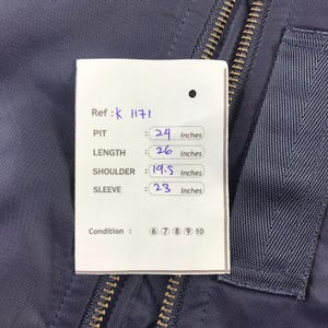 Puede incluir: Una chaqueta azul marino con cierre de cremallera. La chaqueta tiene una etiqueta con las medidas: Pit: 24 pulgadas, Longitud: 26 pulgadas, Hombro: 19,5 pulgadas, Manga: 23 pulgadas. La condici&oacute;n est&aacute; calificada con 8, 9, 10.