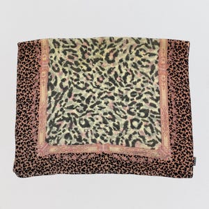 Bufanda 100% seda con estampado de leopardo, chal rosa con estampado animal, chal transparente rectangular con borde barroco ornamentado, accesorio de diseño elegante, regalo