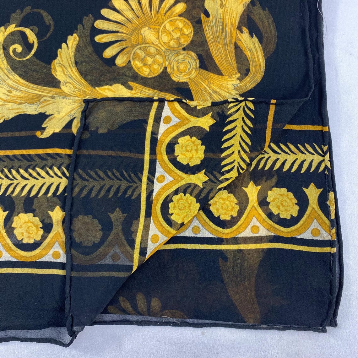Vintage Lee Wonjae 100% Silk Scarf Black Gold Baroque Ornate Chiffon Wrap Elegant Long Designer Neck Scarf Made in Korea 57x20.5 Inches, photo 3 sur 5