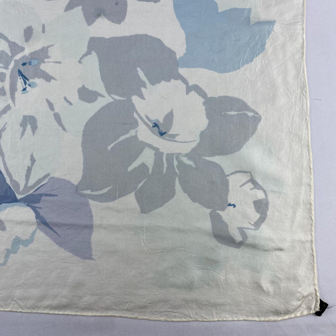 Vintage Y.N.S. Floral Silk Scarf Blue White Grey Large Square 30x30 Daffodil Flower Print Cottagecore Aesthetic Accessory Gift for Her, photo 2 sur 5