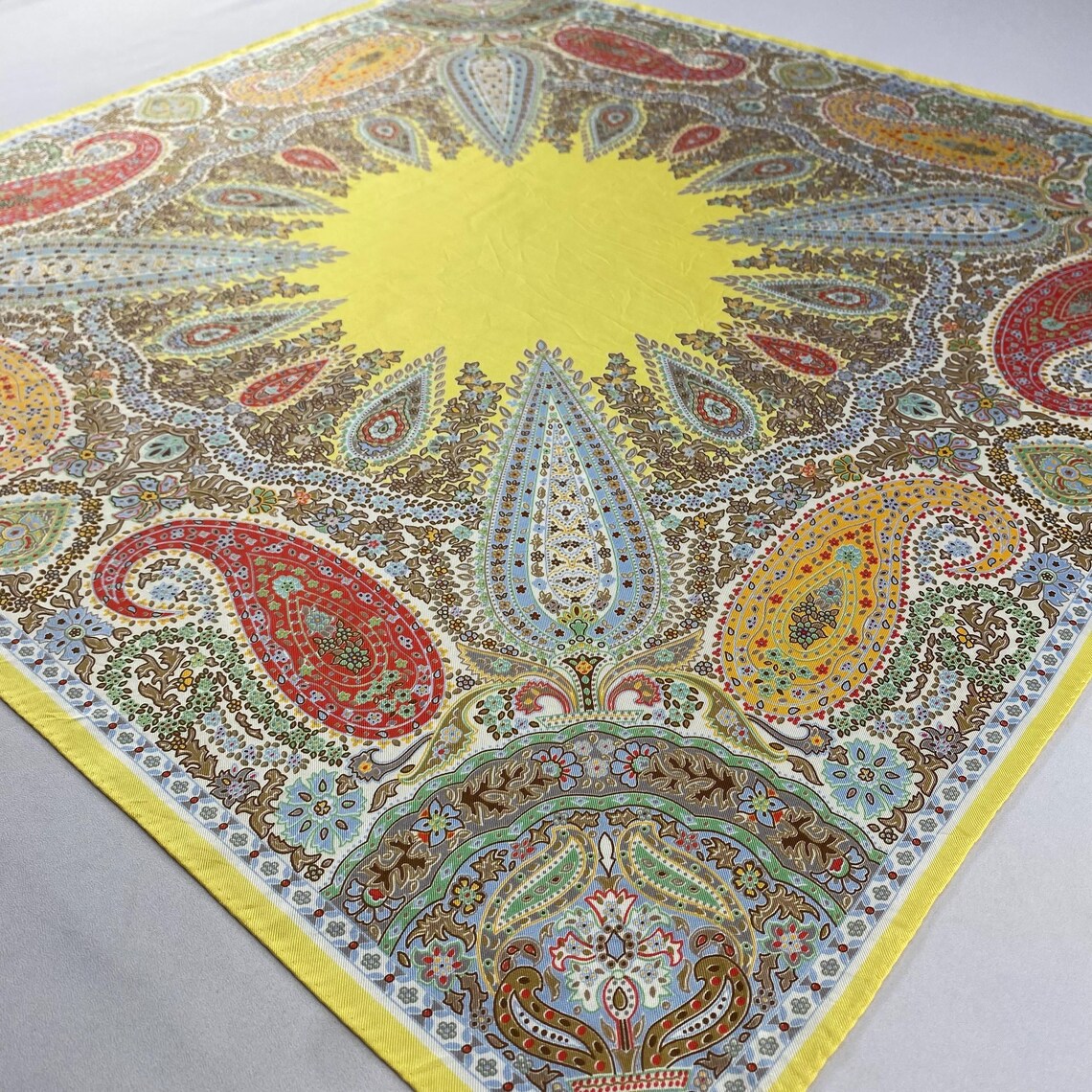 Vintage 100% Silk Scarf Made in Italy Yellow Paisley Floral Square Neck Scarf Retro Bohemian Chic Large Silk Wrap Moonbat Accessory, photo 3 sur 5