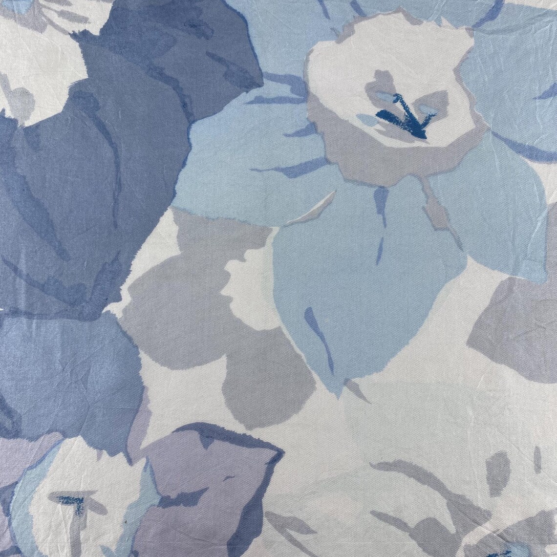 Vintage Y.N.S. Floral Silk Scarf Blue White Grey Large Square 30x30 Daffodil Flower Print Cottagecore Aesthetic Accessory Gift for Her, photo 4 sur 5