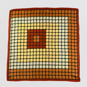 Pode incluir: Lenço quadrado de seda com um padrão geométrico em tons de laranja, amarelo e creme, delineado em preto. O lenço tem uma borda vermelha escura e um quadrado central de quadrados vermelho escuro.